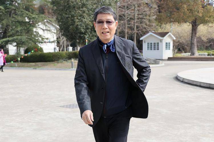 男生怀孕大肚子要生宝宝了视频