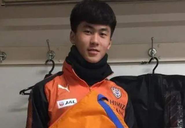 房间围裙女大学生